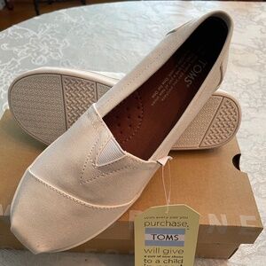 KIDS TOMS WHITE CANVAS SHOES SIZE 3 NEW WITH BOX